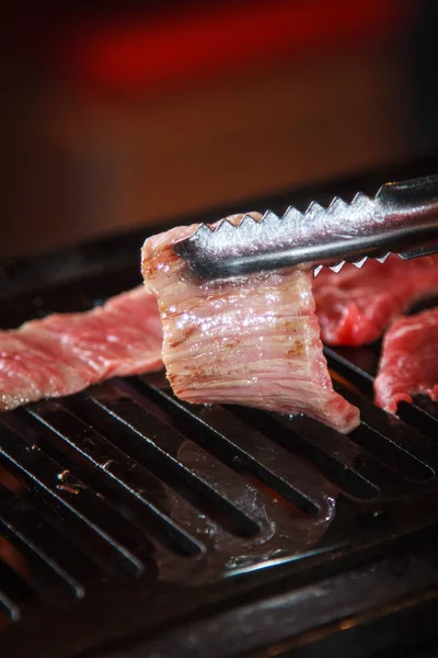 Uma cozinha atirar carne usada iluminação — Fotografia de Stock