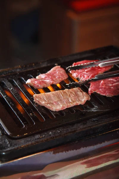 Uma cozinha atirar carne usada iluminação — Fotografia de Stock