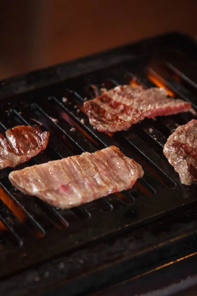 Uma cozinha atirar carne usada iluminação — Fotografia de Stock