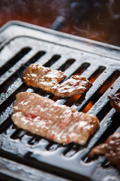 Uma cozinha atirar carne usada iluminação — Fotografia de Stock