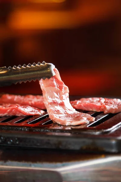 Uma cozinha atirar carne usada iluminação — Fotografia de Stock