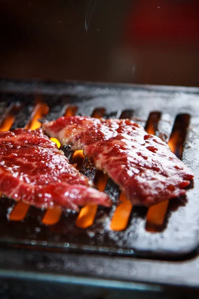 Uma cozinha atirar carne usada iluminação — Fotografia de Stock