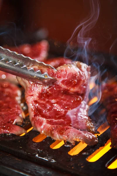 Uma cozinha atirar carne usada iluminação — Fotografia de Stock