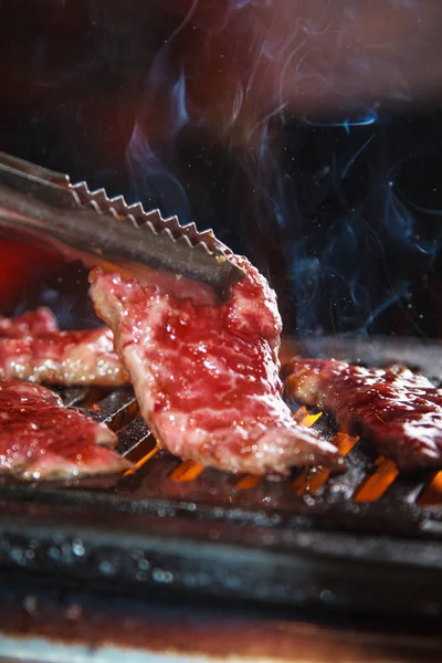 Uma cozinha atirar carne usada iluminação — Fotografia de Stock