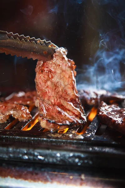 Uma cozinha atirar carne usada iluminação — Fotografia de Stock