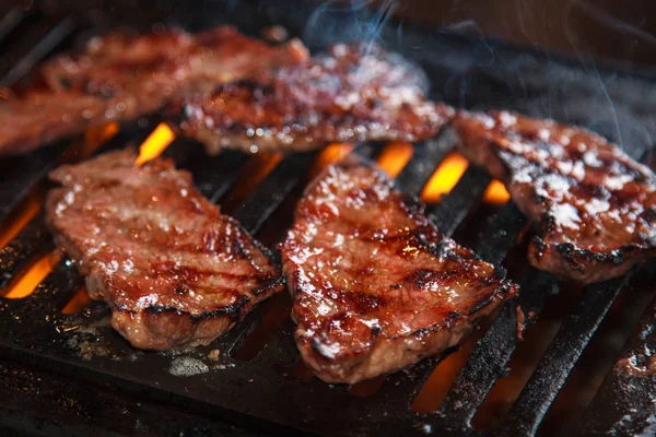 Uma cozinha atirar carne usada iluminação — Fotografia de Stock