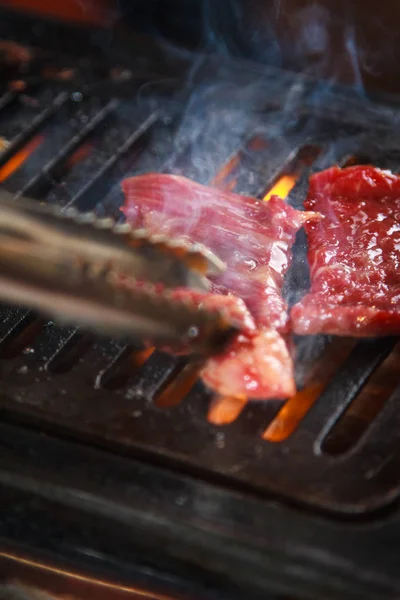 Uma cozinha atirar carne usada iluminação — Fotografia de Stock