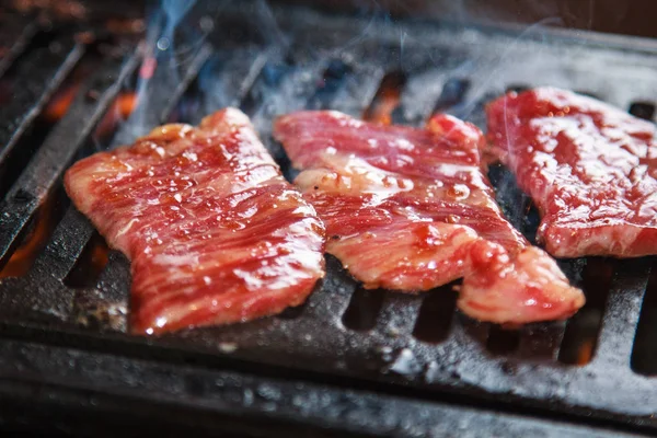 Uma cozinha atirar carne usada iluminação — Fotografia de Stock