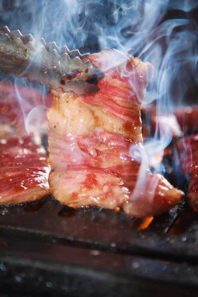 Uma cozinha atirar carne usada iluminação — Fotografia de Stock