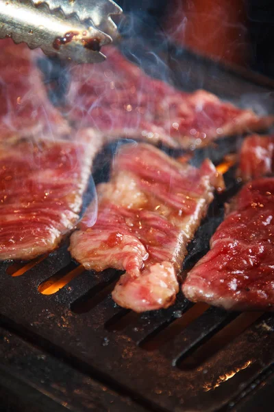 Uma cozinha atirar carne usada iluminação — Fotografia de Stock