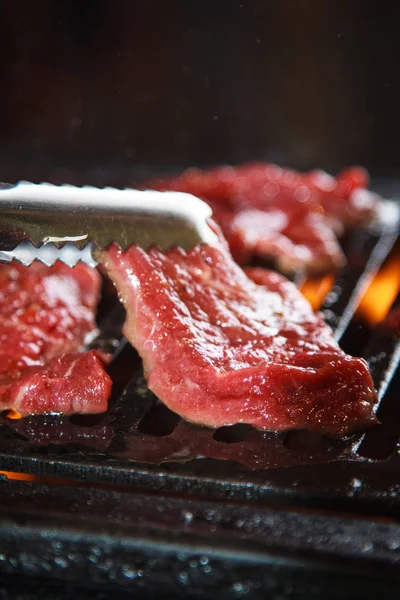 Uma cozinha atirar carne usada iluminação — Fotografia de Stock