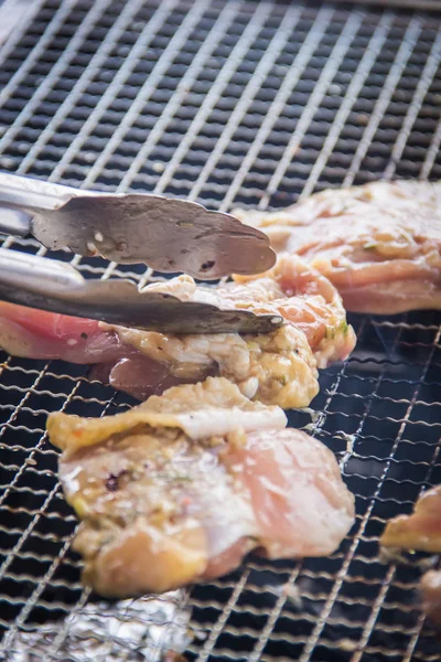 Uma cozinha atirar carne usada iluminação — Fotografia de Stock