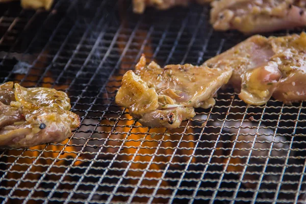 Uma cozinha atirar carne usada iluminação — Fotografia de Stock