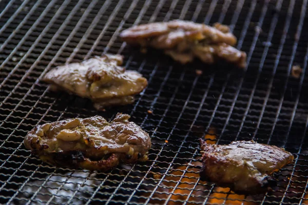 Uma cozinha atirar carne usada iluminação — Fotografia de Stock