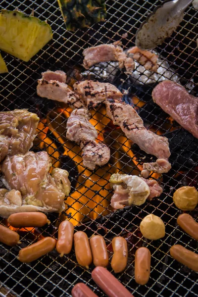 Uma cozinha atirar carne usada iluminação — Fotografia de Stock