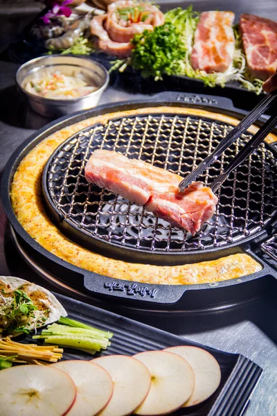 Uma cozinha atirar carne usada iluminação — Fotografia de Stock