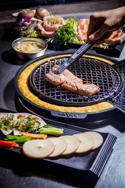 Uma cozinha atirar carne usada iluminação — Fotografia de Stock