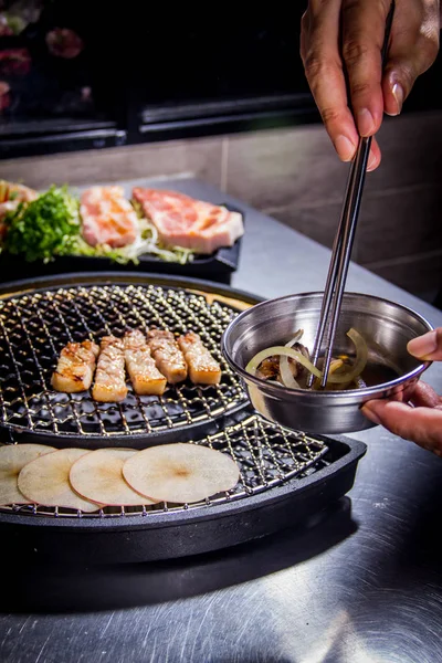 Una sesión de cocina utiliza la iluminación de carne — Foto de Stock