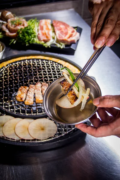 Uma cozinha atirar carne usada iluminação — Fotografia de Stock