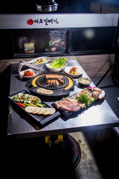 Uma cozinha atirar carne usada iluminação — Fotografia de Stock