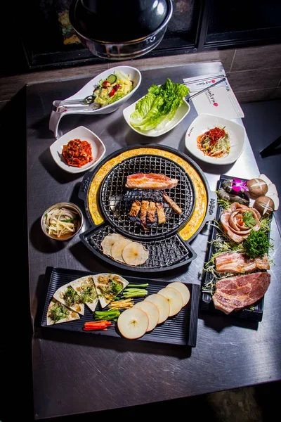 Uma cozinha atirar carne usada iluminação — Fotografia de Stock