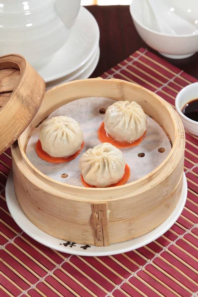 Closeup Steamed Dumplings Bamboo Steamer Dim Sum — Foto de Stock