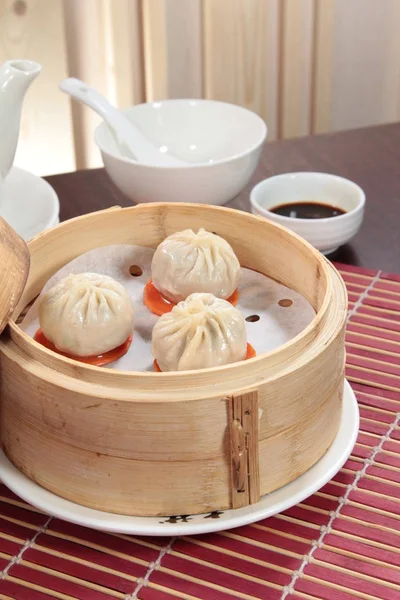 Closeup Steamed Dumplings Bamboo Steamer Dim Sum — Foto de Stock