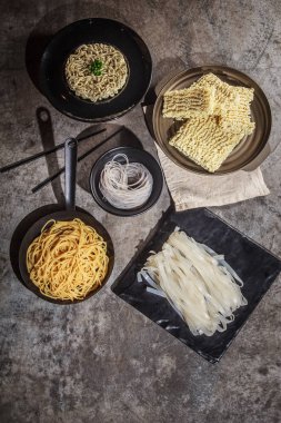 Tabaklarda kurutulmuş erişte. 