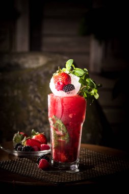 Masada böğürtlenli kokteyl 