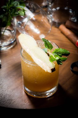 Limon ve naneli taze kokteyl.