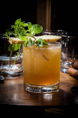 Koyu arkaplanda limonlu ve naneli kokteyl