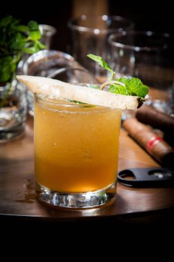 Bir bardak limonlu ve naneli kokteyl.