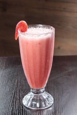 Beyaz arkaplanda camlı smoothie