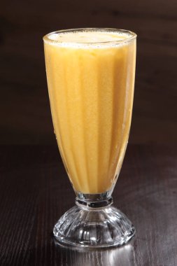 Beyaz arkaplanda camlı smoothie