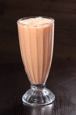 Beyaz arkaplanda camlı smoothie