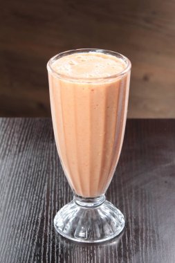 Beyaz arkaplanda camlı smoothie