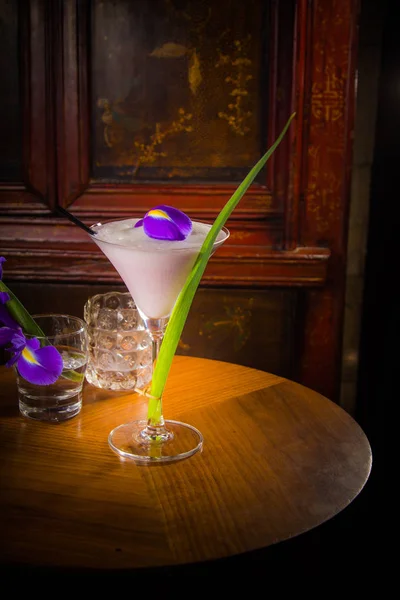 Cocktail Flowers Wooden Table — Foto Stock