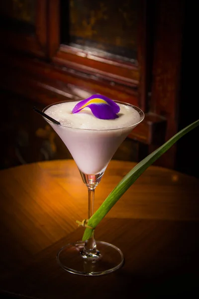 Cocktail Flowers Wooden Table — Stockfoto