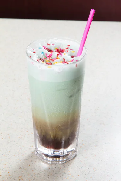Dondurmalı Buzlu Kahve Beyaz Arka Planda Bir Bardak Süt — Stok fotoğraf