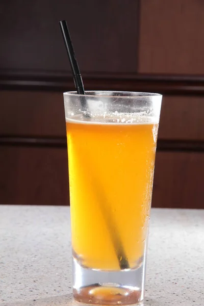 Jus Orange Dans Verre Sur Fond Bois — Photo