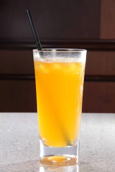 Apelsinjuice Ett Glas Ett Träbord — Stockfoto