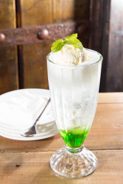 matcha green tea with mint and ice cream
