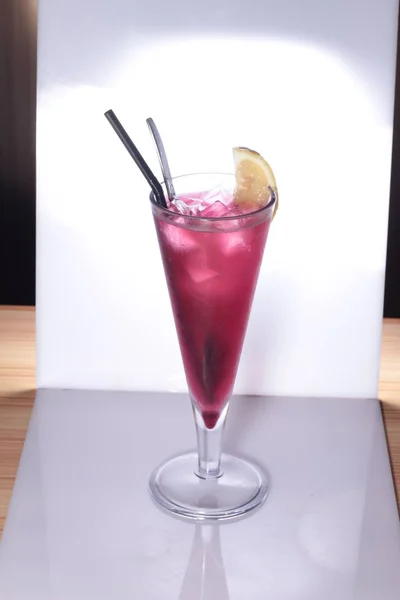 Glass Red Cocktail Slice Ice Wooden Table — Zdjęcie stockowe
