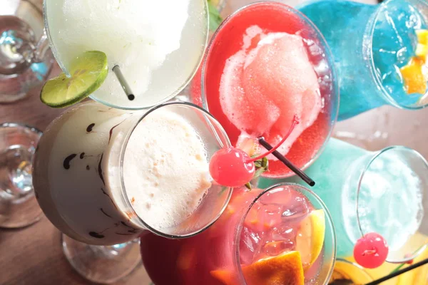 Cocktails Ice Lemon Table — 图库照片