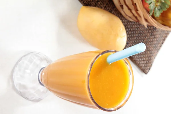 Smoothie Fresco Com Frutas Legumes Fundo Branco — Fotografia de Stock