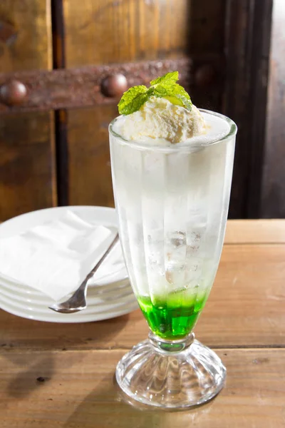 Ice Cream Mint Chocolate Wooden Table — Foto Stock