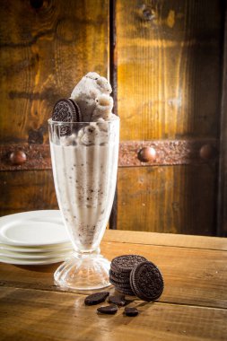 Çikolatalı ve vanilyalı dondurma..