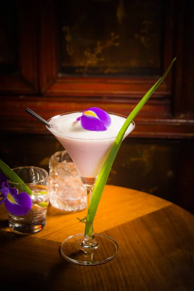 Cocktail Flowers Wooden Table — Fotografia de Stock