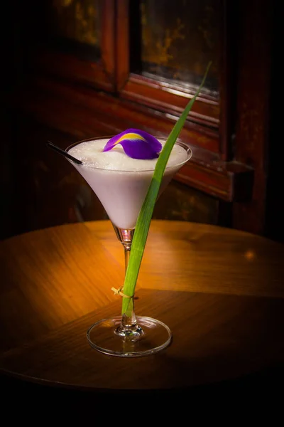 Cocktail Flowers Wooden Table — Foto Stock