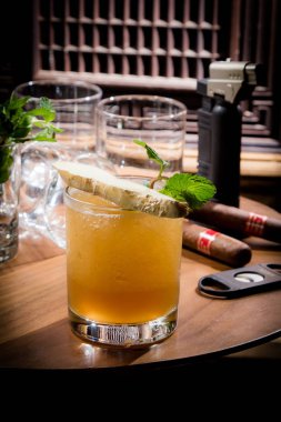 Ahşap bir masada buzlu ve naneli kokteyl.